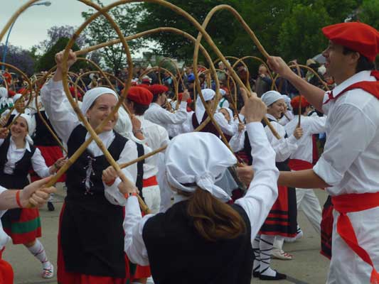 Los colores de las ikurriñas colorearon la gris mañana de domingo en Villa María. Misa y danzas tuvieron lugar en la costanera del Río Tercero, frente a la Gruta de la Virgen de Pompeya (foto EuskalKultura.com)